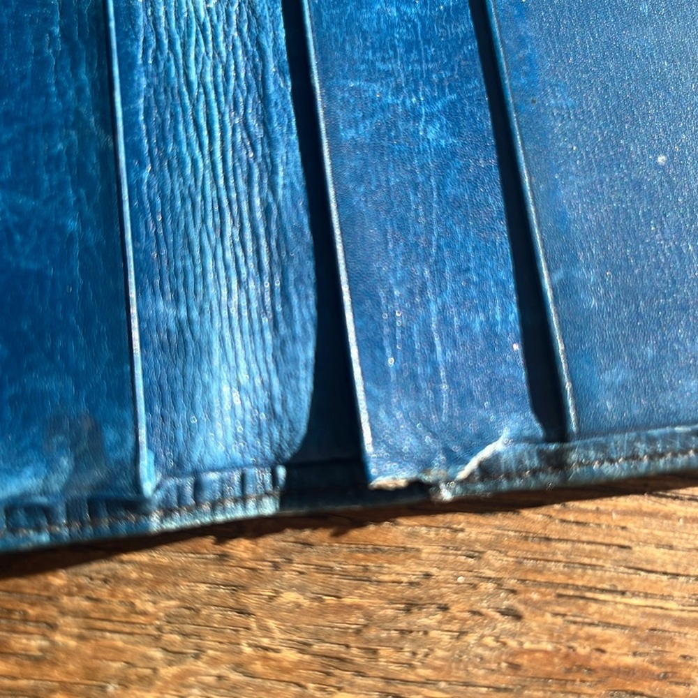 Louis Vuitton blue epi bifold wallet. Tired but still cute - Picture 3 of 6